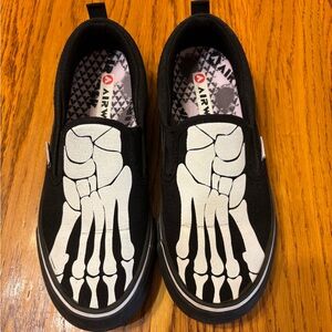 Airwalk Boys Classic Slip On Skeleton Sneakers - Black and White Size 4